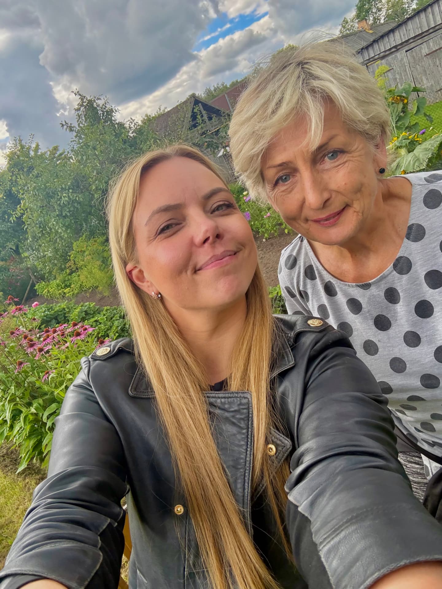 Kati Torim ja Merle Tammela mesitaru juures septembris 2026
